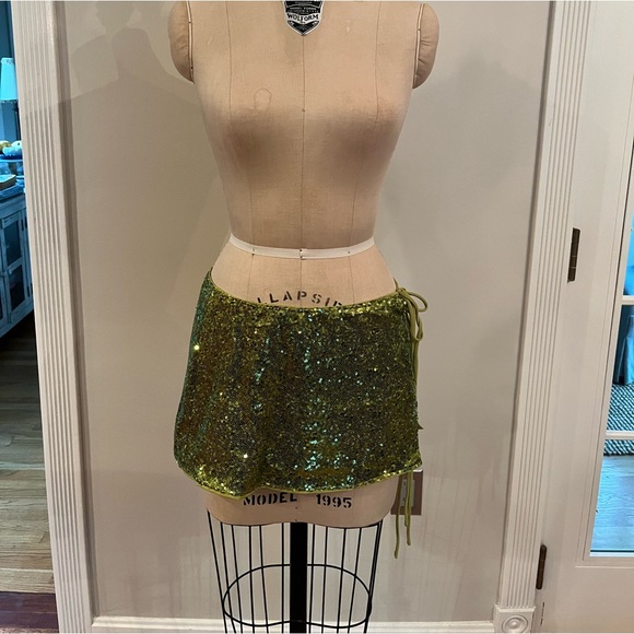 Sequin Mini Skirt in green - Picture 1 of 4